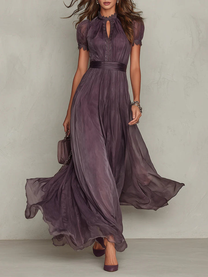 Flavia - Robe longue violette avec décolleté en clé, bord en dentelle de chiffon