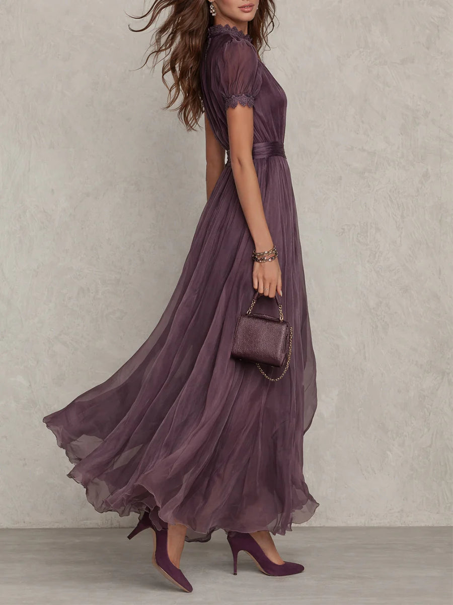 Flavia - Robe longue violette avec décolleté en clé, bord en dentelle de chiffon